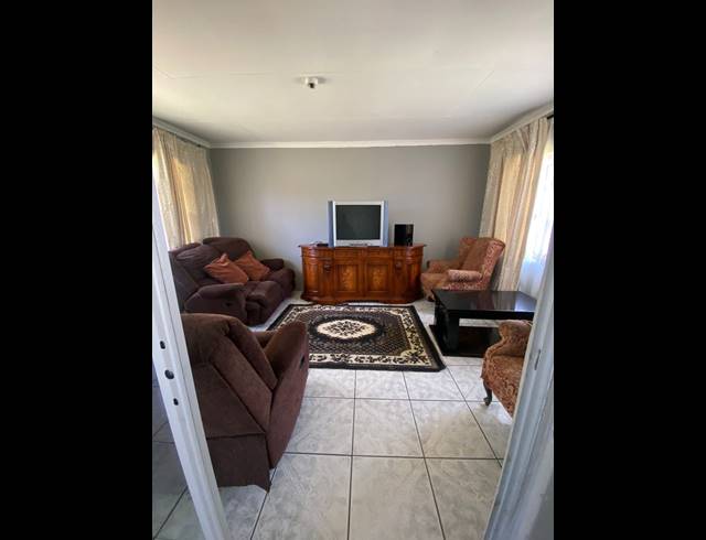 8 BEDROOM HOUSE FOR SALE IN BEDWORTH PARK